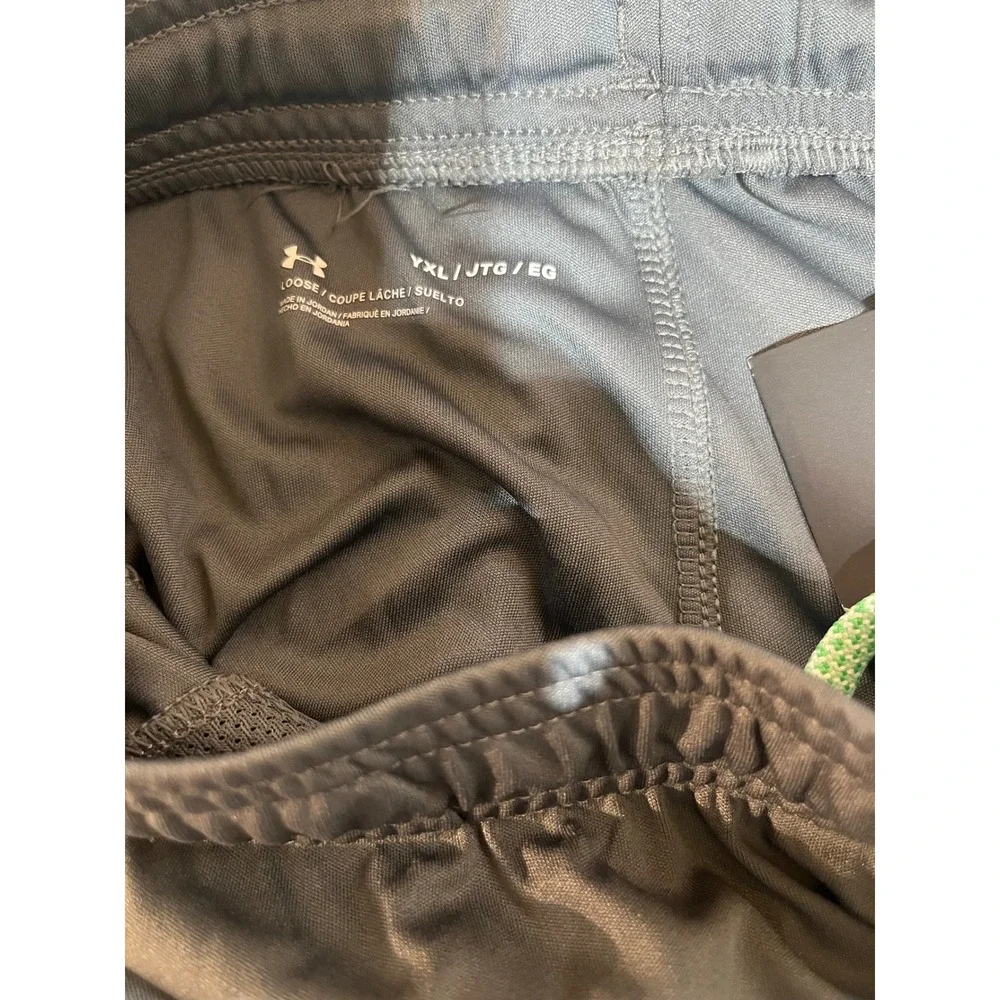 Under Armour Youth Athletic Shorts Gray‎ Green Logo Size XL